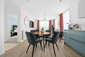 Central Luxurious Two Bedroom Apartment
